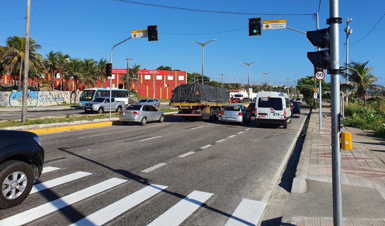 carros em uma avenida